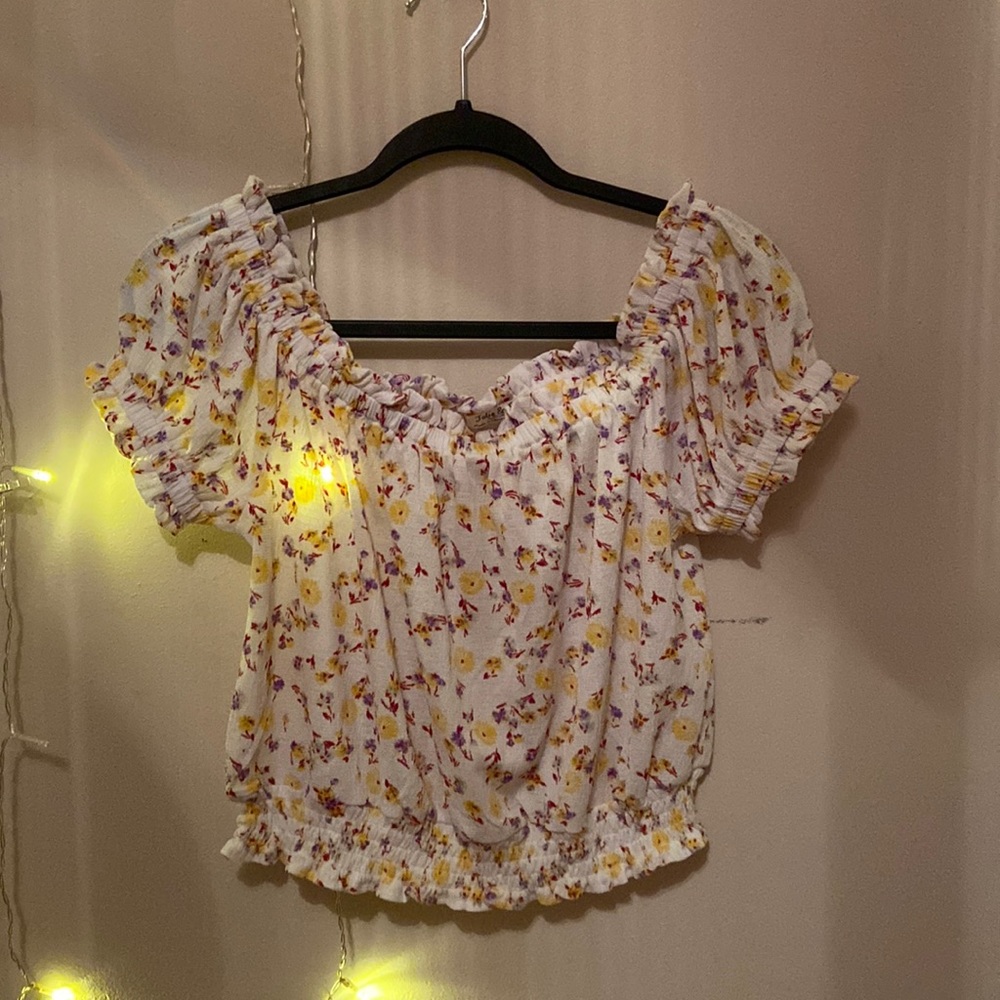 White semi cropped blouse. Flower printer. Scrunched @ shoulders and waist.